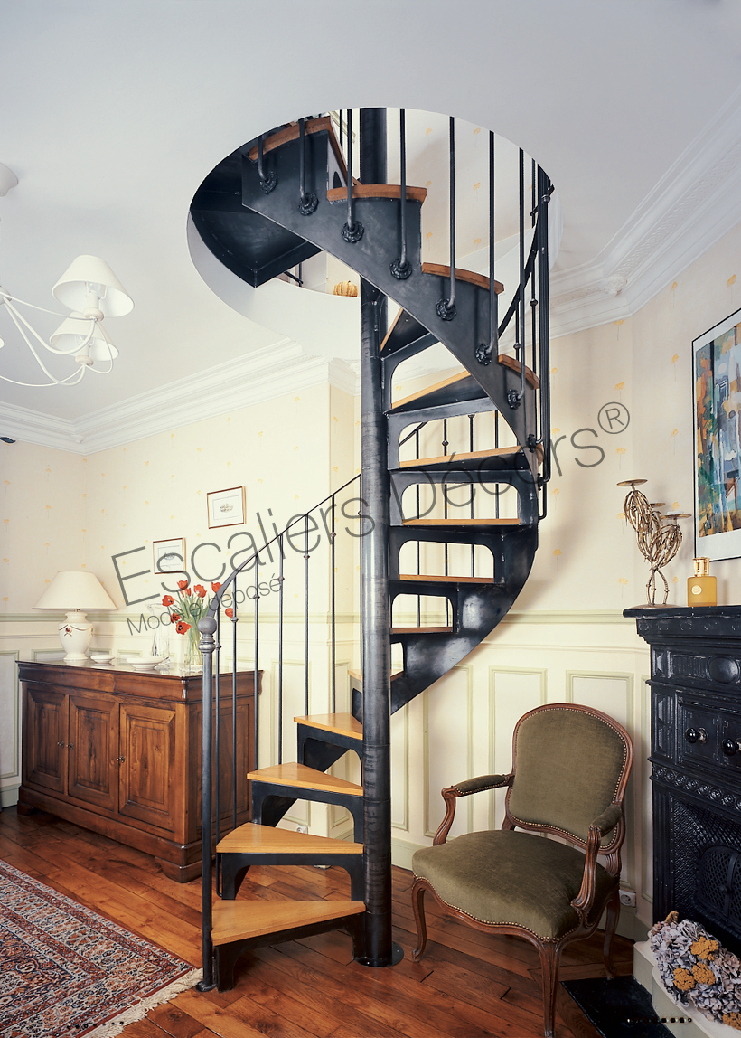 DH22 - Escalier hélicoïdal de la Collection Bistrot avec contremarches ajourées. Escalier en colimaçon métal et bois pour une décoration classique.